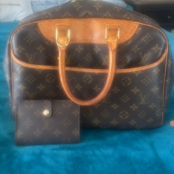 Louis Vuitton and LV wallet included.  There is 2 small marks on the inside - Picture 11 of 16